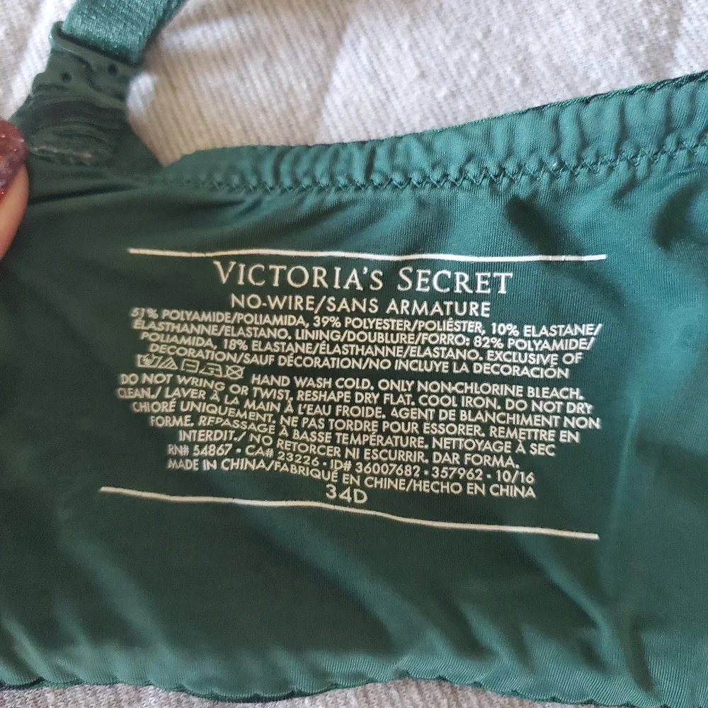 Victoria's Secret No-wire Bra 34D‎